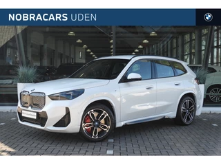 Hoofdafbeelding BMW iX1 BMW iX1 eDrive20 High Executive M Sport / Sportstoelen / Adaptieve LED / Comfort Access / M Adaptief onderstel / Parking Assistant Plus / Stuurverwarming