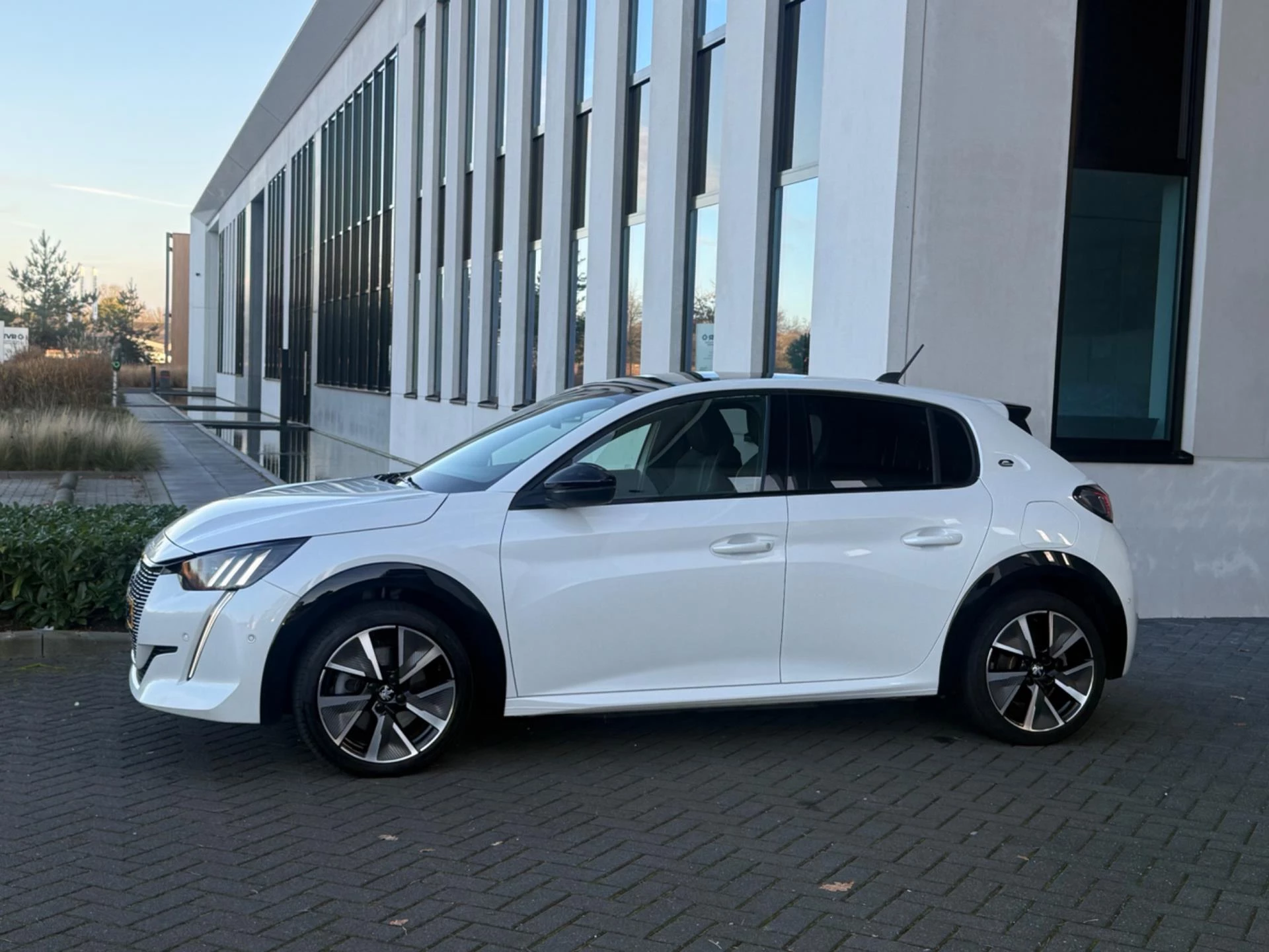 Hoofdafbeelding Peugeot e-208