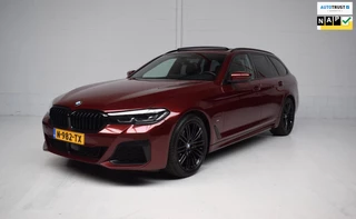 Hoofdafbeelding BMW 5 Serie BMW 5-serie Touring 530e M-Sport PANORAMADAK / HARMAN-KARDON / ADAPT.CRUISE / EL.TREKHAAK / SFEERVERLICHTING