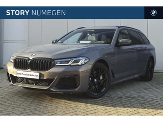 Hoofdafbeelding BMW 5 Serie BMW 5 Serie Touring 530e xDrive High Executive M Sport Automaat / Panoramadak / Laserlight / Stoelverwarming / Verwarmd stuurwiel / Comfort Access / Parking Assistant Plus / Live Cockpit Professional
