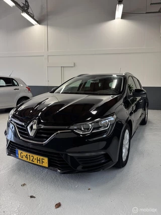 Renault Megane Estate 1.3 TCe Limited met trekhaak.