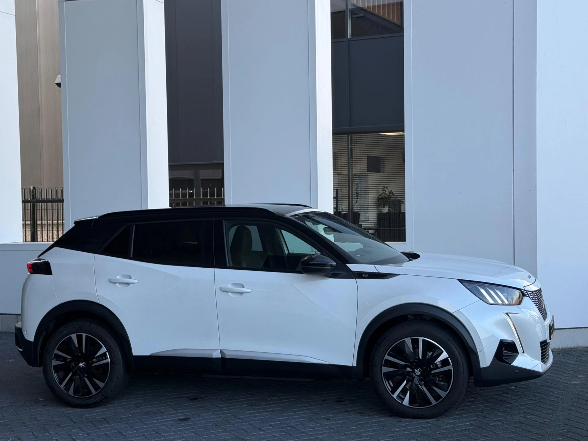 Hoofdafbeelding Peugeot e-2008