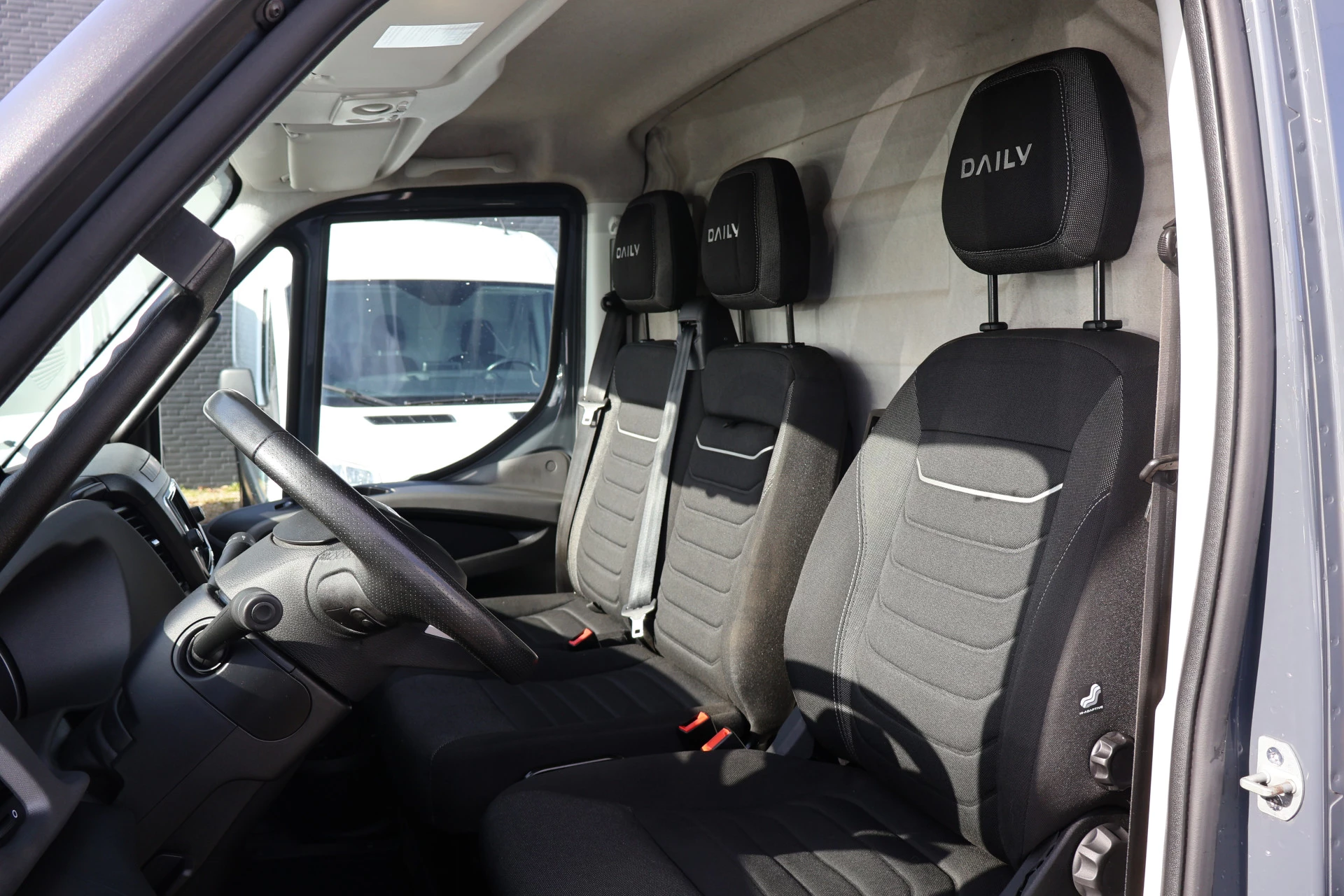Hoofdafbeelding Iveco 35S18 L2 H2 Automaat Airco Navigatie 3.5T Trekhaak