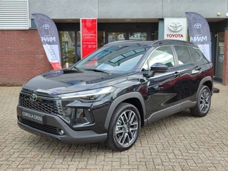 Hoofdafbeelding Toyota Corolla Cross Toyota Corolla Cross Hybrid 140 DYNAMIC NIEUW MODEL! DIRECT LEVERBAAR STOEL/STUURVERW 18'' LM-VELGEN PARK-SENSOREN CLIMA AD-CRUISE CAMERA APPLE/ANDROID KEYLESS