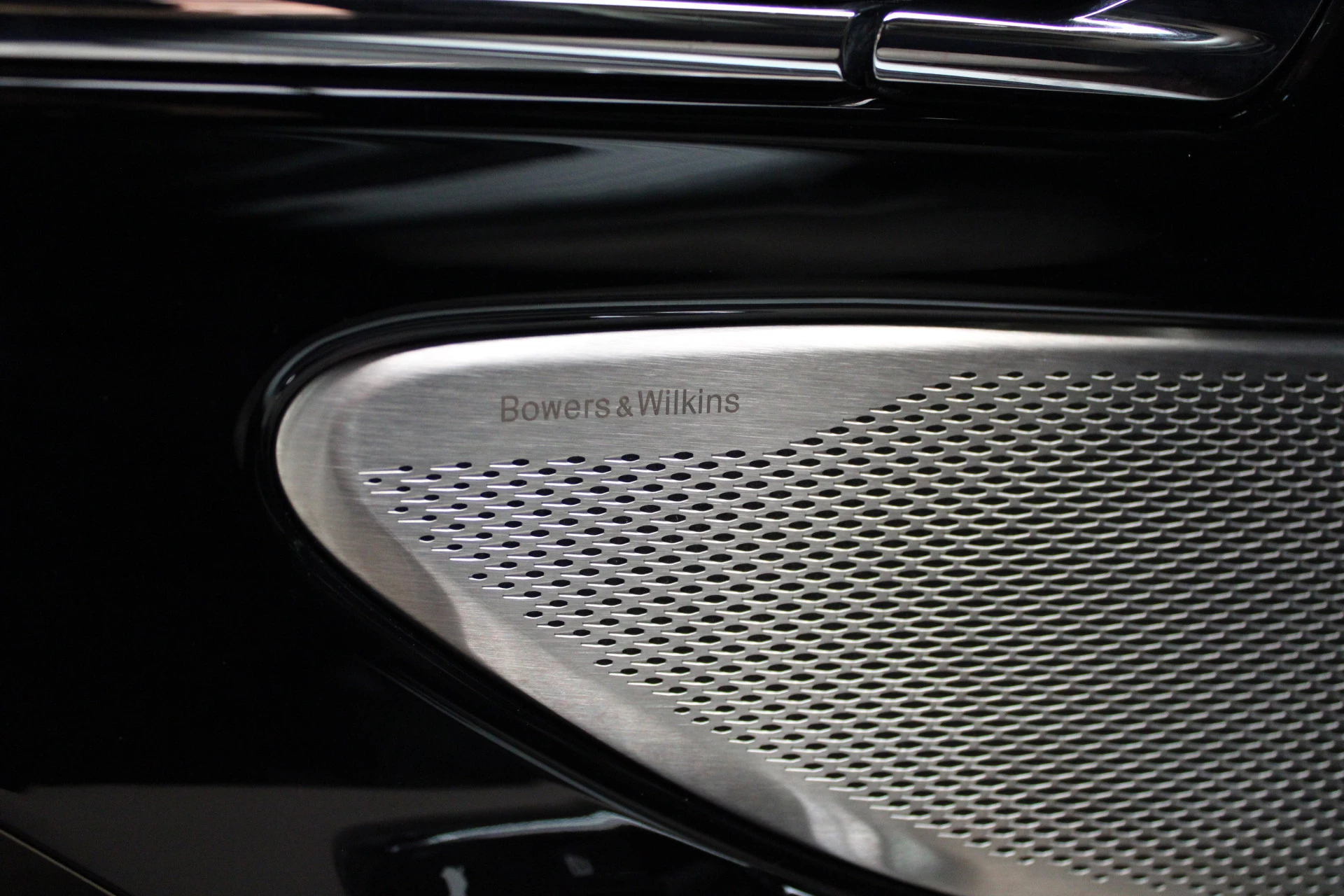 Hoofdafbeelding Aston Martin V8 Volante