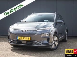 Hyundai Kona EV Premium 64 kWh 1e-Eig, Hyundai-Dealer-Onderh, 12-Mnd-BOVAG, NL-Auto, Trekhaak, Navigatie/Apple-Carplay/Android-Auto, Head-Up, Adaptive-Cruisecontrol, Achteruitrijcamera, Stoelverwarming-V+A, Keyless-Entry Voorstoelen-Vent, Leer, DAB, Lm-Velgen-17Inch, Privacy-Glas