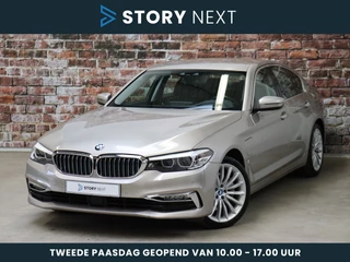 BMW 5 Serie Sedan 530e High Executive Luxury Line Automaat / Navigatiesysteem Professional / Trekhaak / Driving Assistant Plus / Comfortstoelen / 19 Inch / Neerklapbare Achterbank / Leder / Head-Up Display / Stoelverwarming / Multifunctioneel Instrumentendisplay / Parkeerhulpsysteem