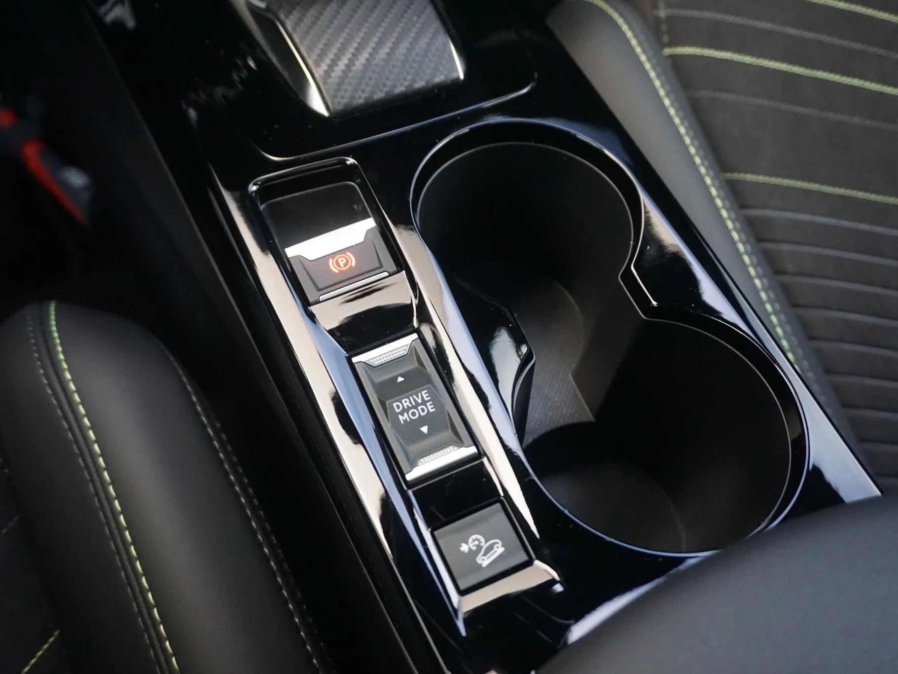 Hoofdafbeelding Peugeot e-2008