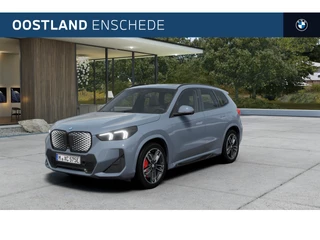 BMW iX1 eDrive20 M Sport / Panoramadak / Sportstoelen / Achteruitrijcamera / M Adaptief onderstel / Comfort Access / Parking Assistant / Stuurverwarming