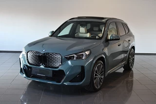 BMW iX1 xDrive30 (67 kWh) M-SPORT ** LED, BEIGE LEDER, PANORAMA, TREKH, ACC, HiFi, 20-inch LMV ** 30k onder NP - EX BMW-AG ** ** INFORMEER OOK NAAR ONZE AANTREKKELIJKE FINANCIAL-LEASE TARIEVEN **