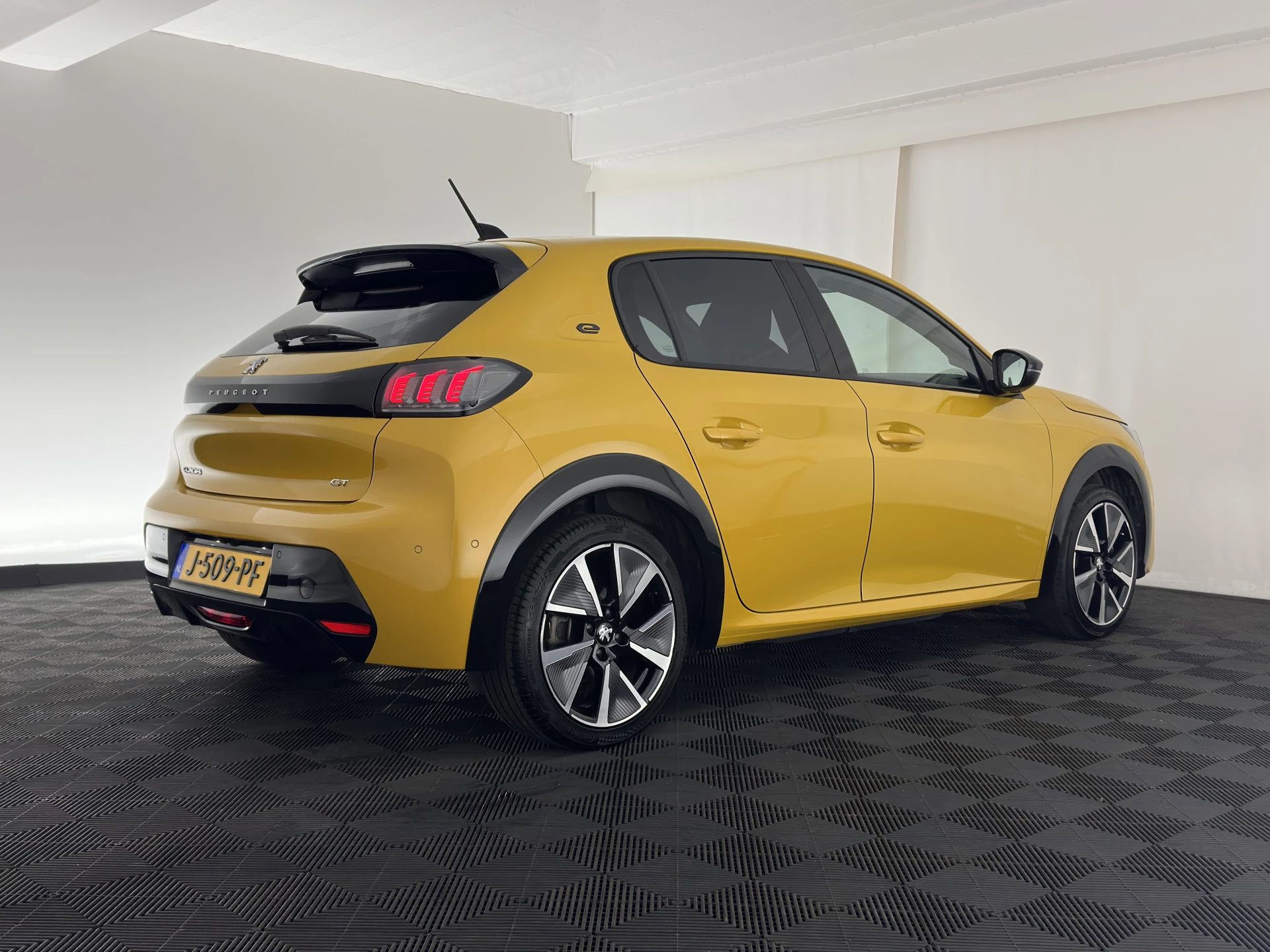 Hoofdafbeelding Peugeot e-208