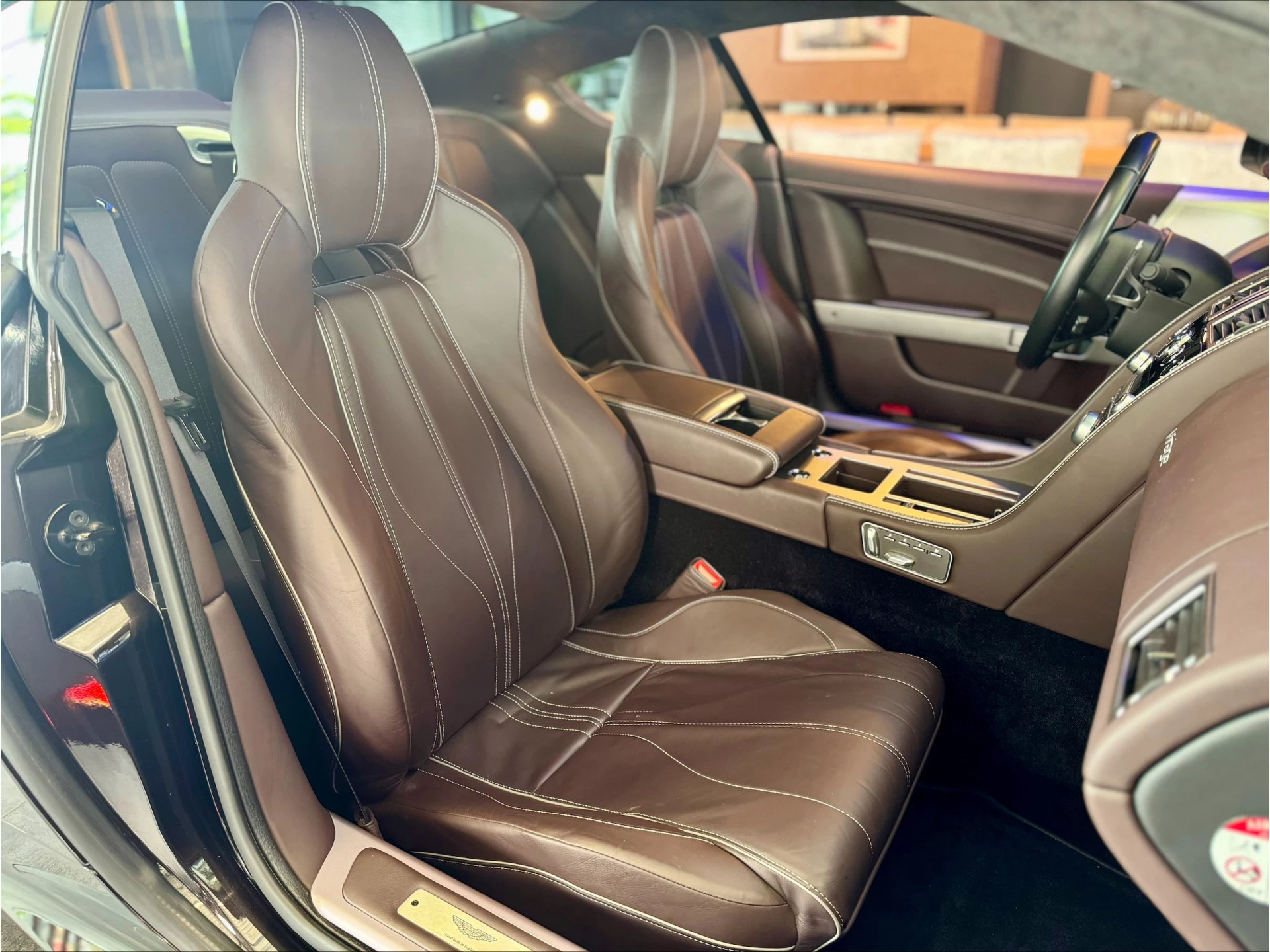 Hoofdafbeelding Aston Martin V12 Virage