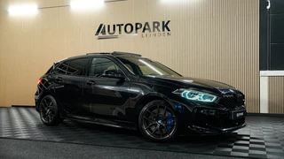 BMW 1-serie M135i xDrive High Executive M-PERFORMANCE/PANO/HUD/HARMANKARDON/KEYLESS/DEALERONDERHOUDEN/GARANTIE/306PK/AMBIENTLIGHT!