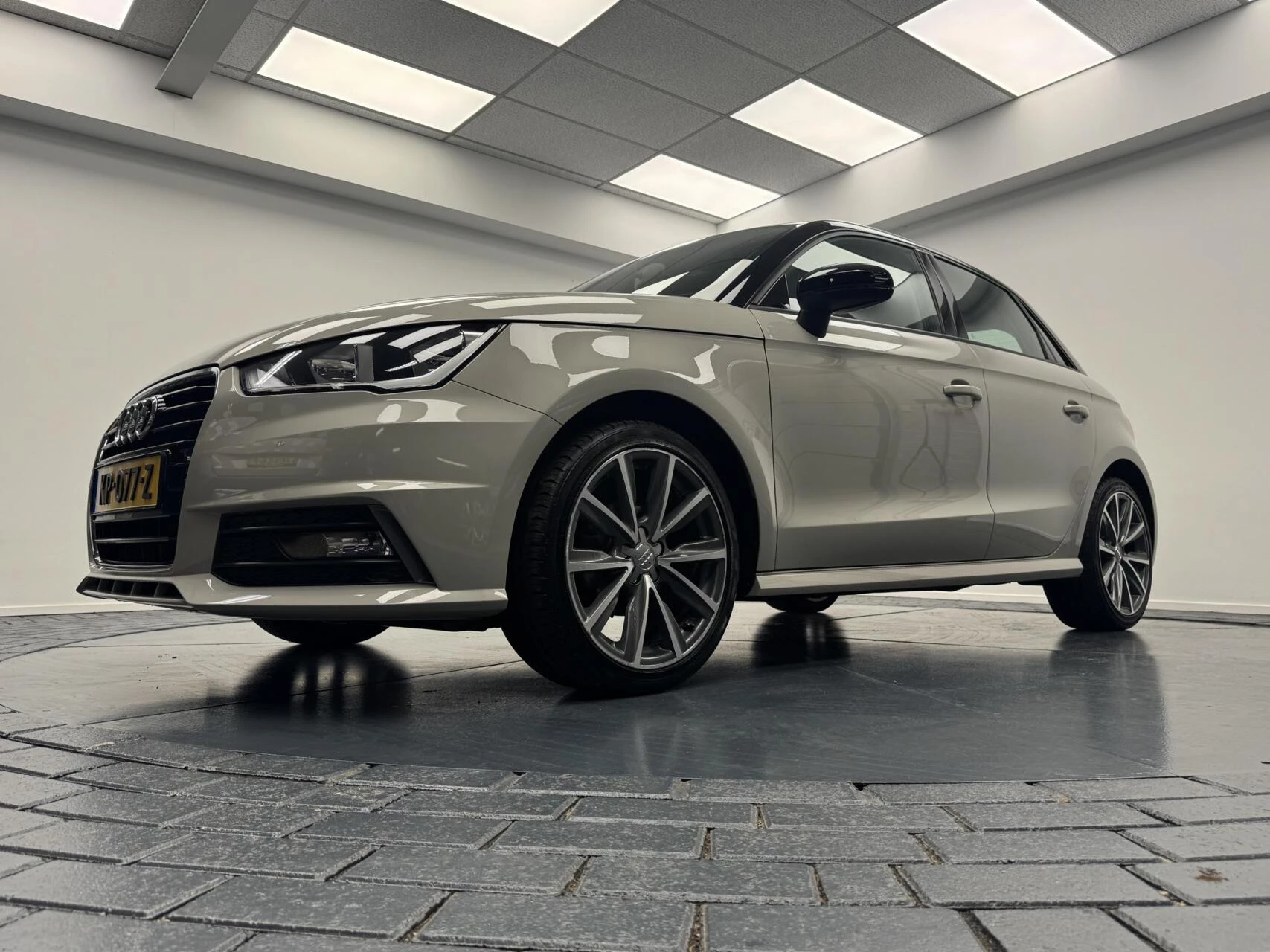Hoofdafbeelding Audi 1.0 TFSi S-Line Airco-Navigatie-Cr.contr-Lm17''velgen