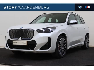 BMW iX1 eDrive20 M Sport / Panoramadak / Sportstoelen / Comfort Access / Achteruitrijcamera / Stoelverwarming / Adaptieve LED