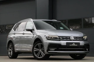 Hoofdafbeelding Volkswagen Tiguan Allspace Volkswagen Tiguan Allspace 1.5 TSI R-LINE 7Pers Panodak Headup VirtualDash Trekhaak Carplay Camera Stuurverw Blindspot PrivacyGlass Led BJ2019