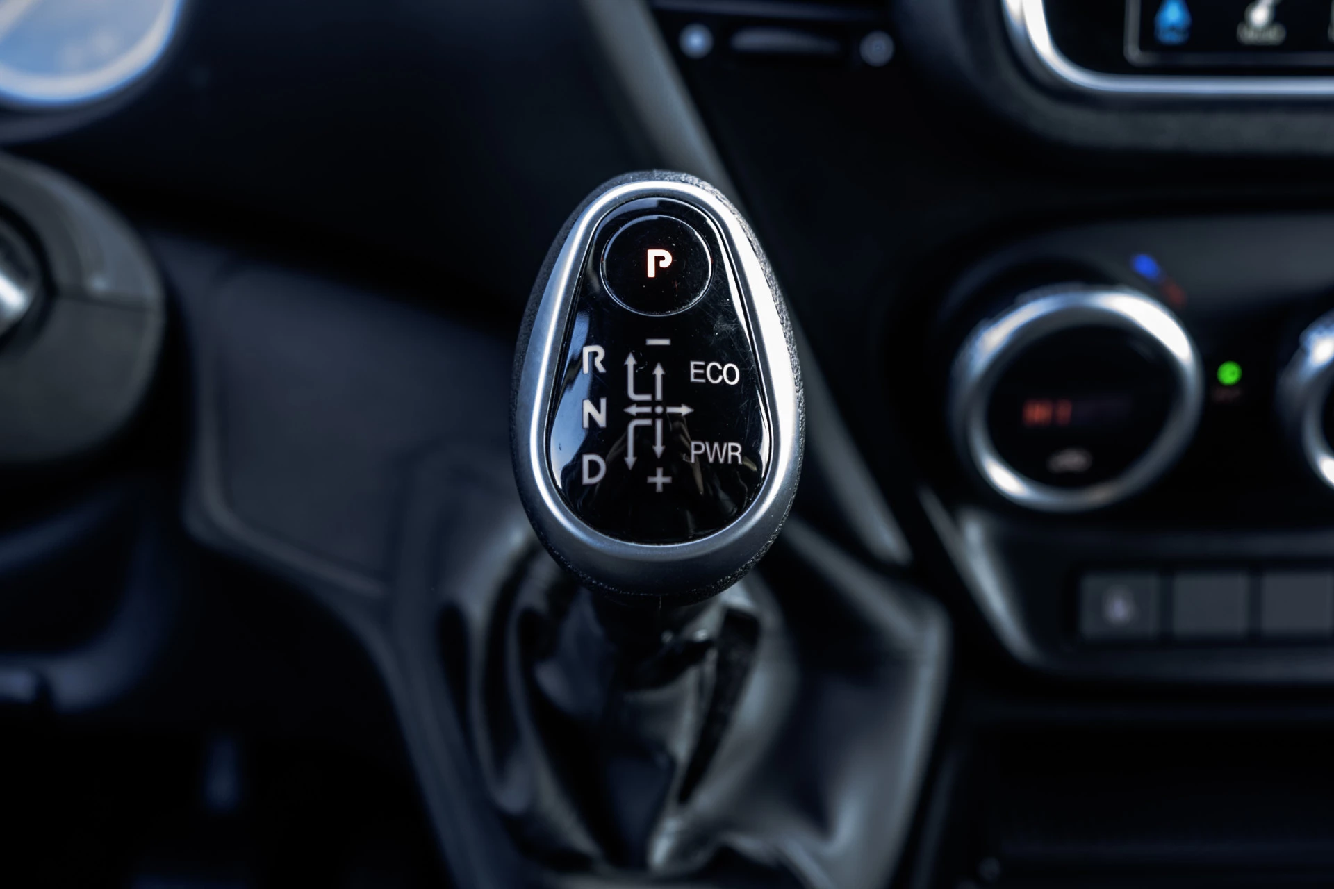 Hoofdafbeelding Iveco 35C16 | 3.0L |  Bakwagen met Laadklep | N1 | Automaat | Cruise | Navi |  3-Zits