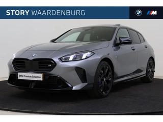BMW 1 Serie M135 xDrive High Executive Automaat / Trekhaak / Sportstoelen / Adaptieve LED / M Adaptief onderstel / Comfort Access / Parking Assistant Plus / Head-Up / Stuurverwarming