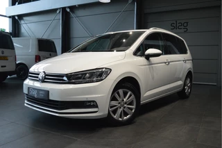 Hoofdafbeelding Volkswagen Touran Volkswagen Touran 1.5 TSI Highline navi clima cruise led pdc 150 pk !!