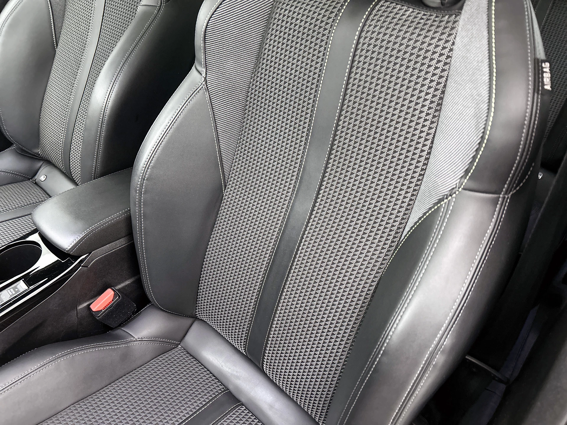 Hoofdafbeelding Peugeot e-2008