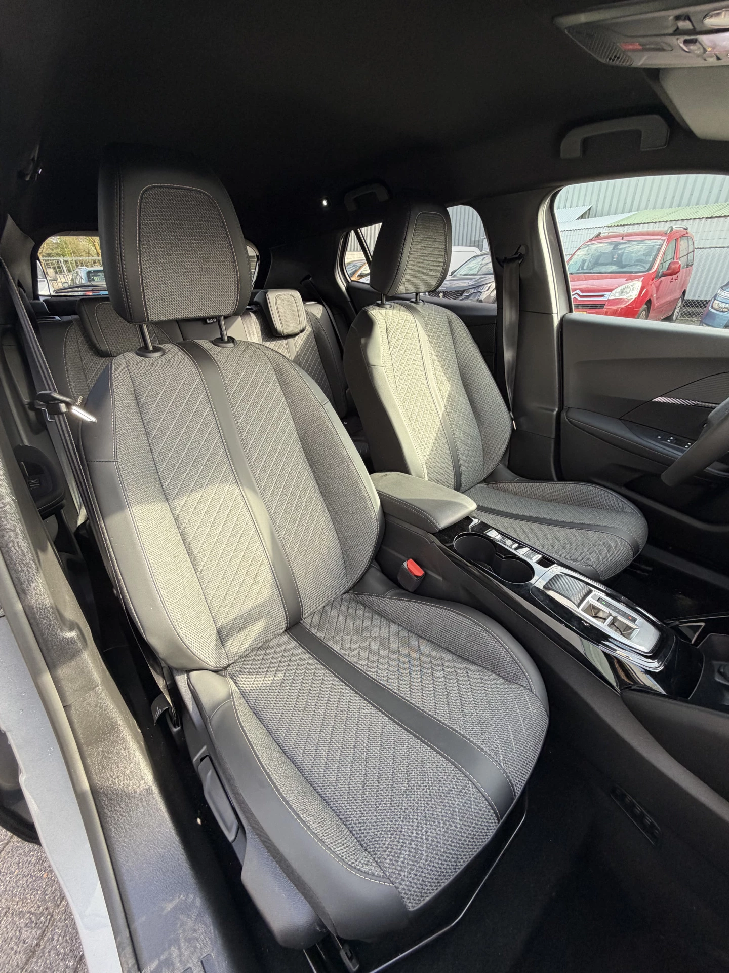 Hoofdafbeelding Peugeot e-2008