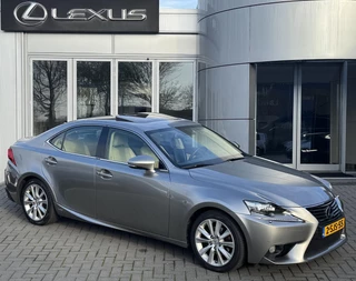 Hoofdafbeelding Lexus IS Lexus IS 300h Luxury Line NL-AUTO SCHUIFDAK STOELVENTI BLIND-SPOT STUURVERW ZONNESCHERM