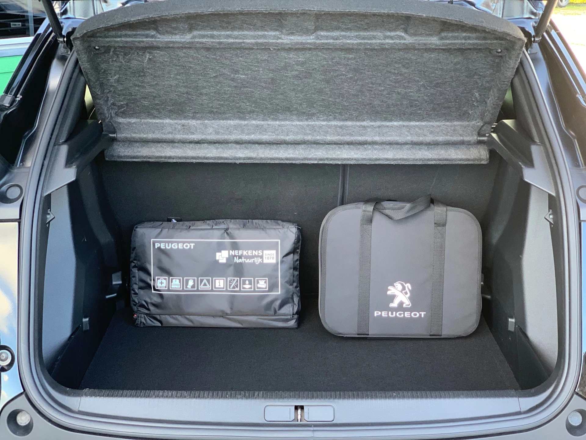 Hoofdafbeelding Peugeot e-2008