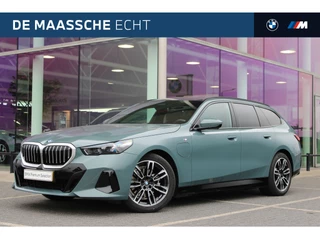 BMW 5 Serie Touring 530e M Sport Automaat / Panoramadak / Trekhaak / Achteruitrijcamera / Adaptieve LED / M Sportonderstel / Parking Assistant / Stoelverwarming