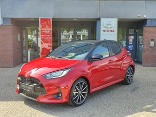 Toyota Yaris Hybrid 130 GR-SPORT+ NIEUW DIRECT LEVERBAAR ALCANTARA STOEL/STUURVERW PANODAK JBL-AUDIO HEAD-UP BLIND SPOT 18' LM-VELGEN PARK-SENSOREN CAMERA APPLE/ANDROID
