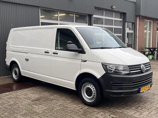 Volkswagen Transporter 2.0 TDI L2H1 Airco Cruise controle Kastinrichting Laderkast Parkeersensoren achter Telefoonvoorbereiding 2-Persoons Usb aansluiting 1e eigenaar Euro 6 Bestel