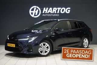 Hoofdafbeelding Toyota Corolla Toyota Corolla 1.8 Hybrid Style + DODEHOEK / STUURVERWARMING / VOORRUITVERWARMING