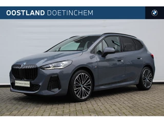 BMW 2 Serie Active Tourer 220i High Executive M Sport Automaat / Trekhaak / Sportstoelen / Stoelverwarming / Adaptieve LED / Harman Kardon / Live Cockpit Professional / Verwarmd stuurwiel