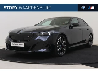 Hoofdafbeelding BMW i5 BMW i5 M60 xDrive M Sport / Panoramadak / Trekhaak / Adaptief onderstel professional / Stoelventilatie / Parking Assistant Plus / Adaptieve LED / Harman-Kardon