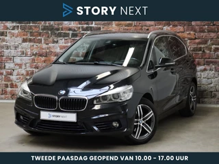 BMW 2 Serie Active Tourer 218i High Executive Sport Line Automaat / Navigatiesysteem Plus / Driving Assistant / Leder / Head-Up Display / Sportstoelen / Hifi / Stoelverwarming / LED / 17 Inch / Achteruitrijcamera / Extra Getint Glas / Chrome Line