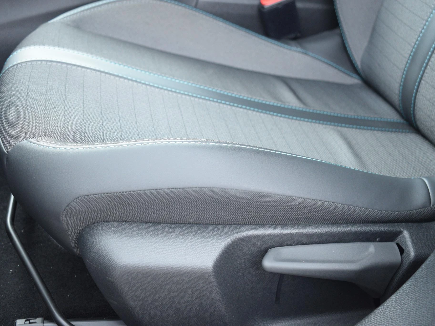 Hoofdafbeelding Peugeot e-208