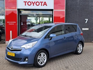 Toyota Verso-S 1.3 VVT-i DYNAMIC TREKHAAK CAMERA CLIMA PRIVACY-GLASS LM-VELGEN NAVIGATIE