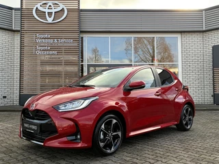 Hoofdafbeelding Toyota Yaris Toyota Yaris HYBRID 130 EXECUTIVE NIEUW & DIRECT LEVERBAAR!!! STOEL/STUURVERW PARK-SENSOREN BLIND-SPOT SPORTSTOELEN APPLE/ANDROID NL-AUTO