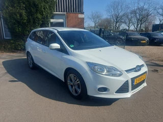 Hoofdafbeelding Ford Focus Ford Focus Wagon 1.0 EcoBoost Edition, airco,cruise,trekhaak,navigatie,parkeersensoren achter,