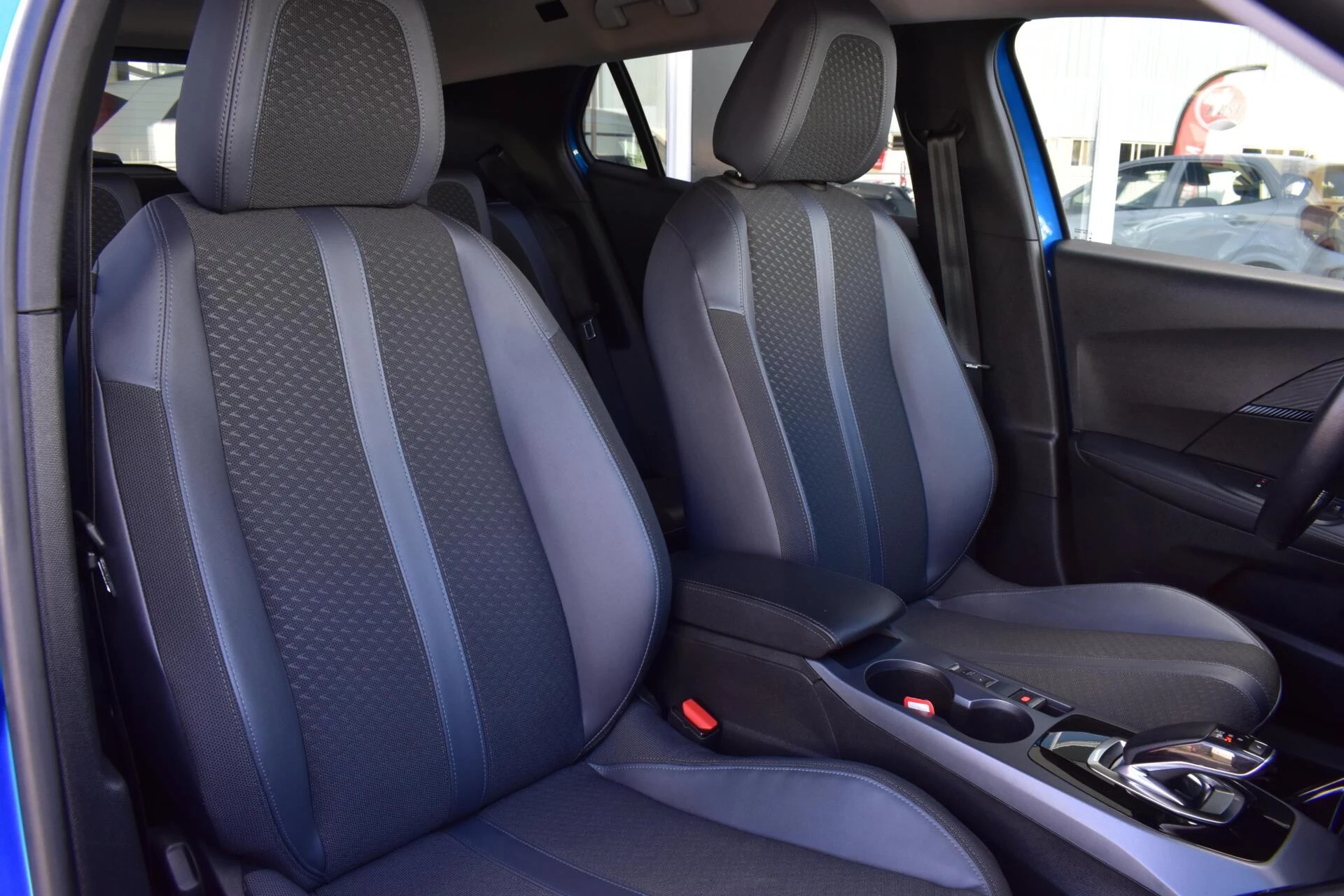 Hoofdafbeelding Peugeot e-2008