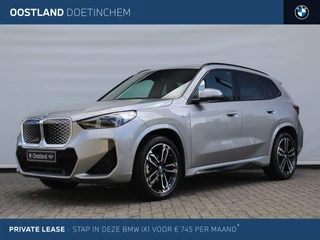 BMW iX1 eDrive20 M Sport / Panoramadak / Trekhaak / Sportstoelen / Adaptieve LED / M Adaptief onderstel / Comfort Access / Stuurverwarming