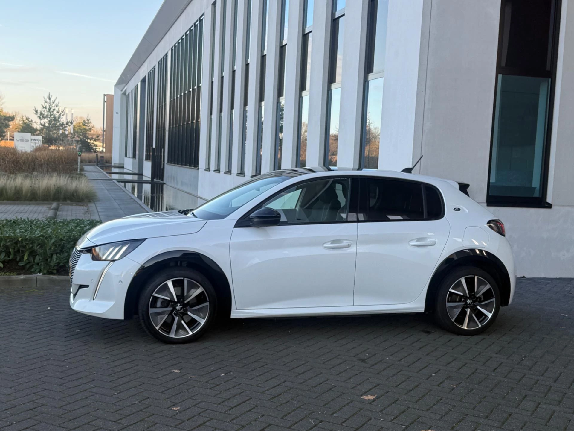 Hoofdafbeelding Peugeot e-208