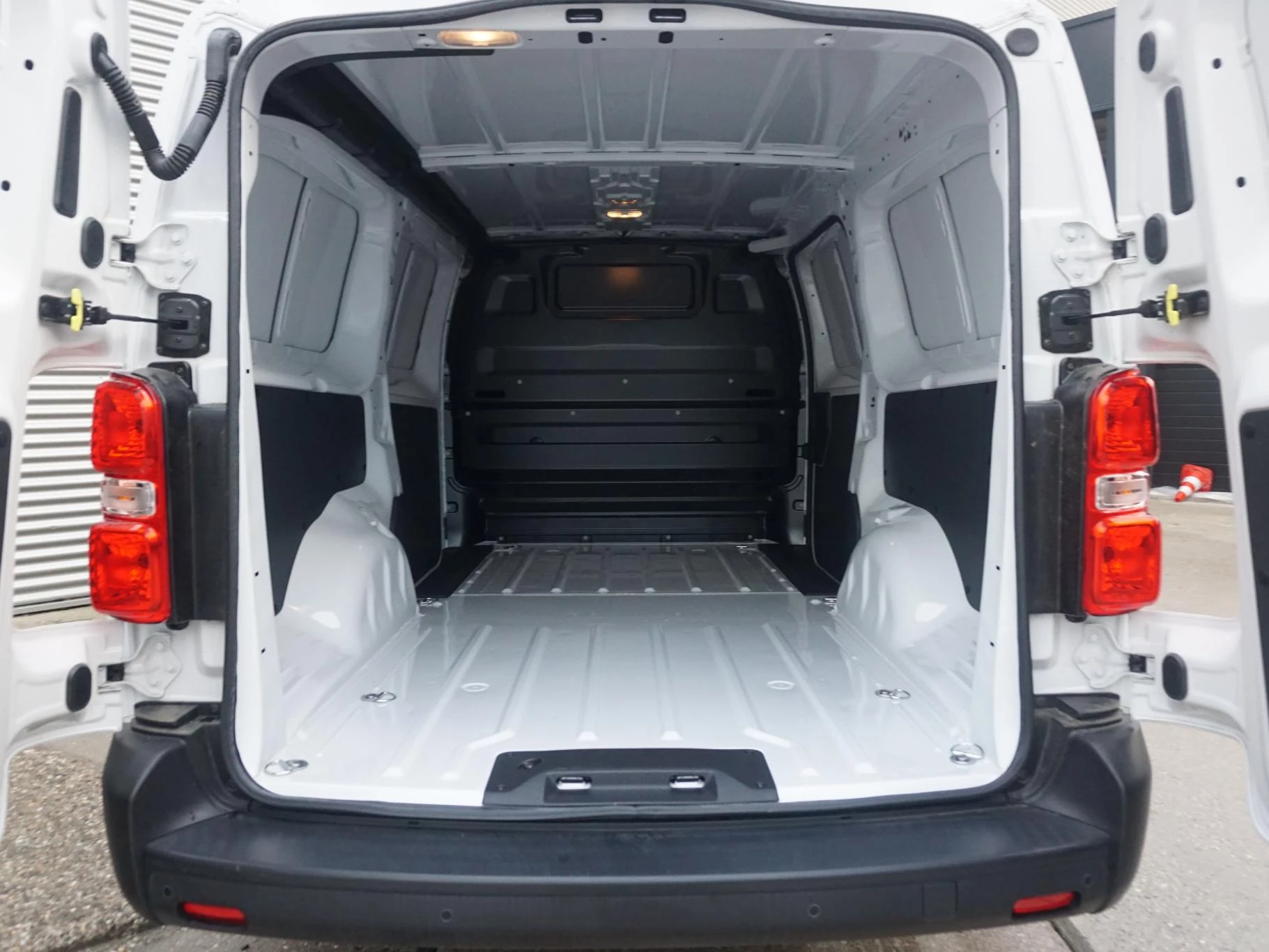 Hoofdafbeelding Peugeot e-Expert