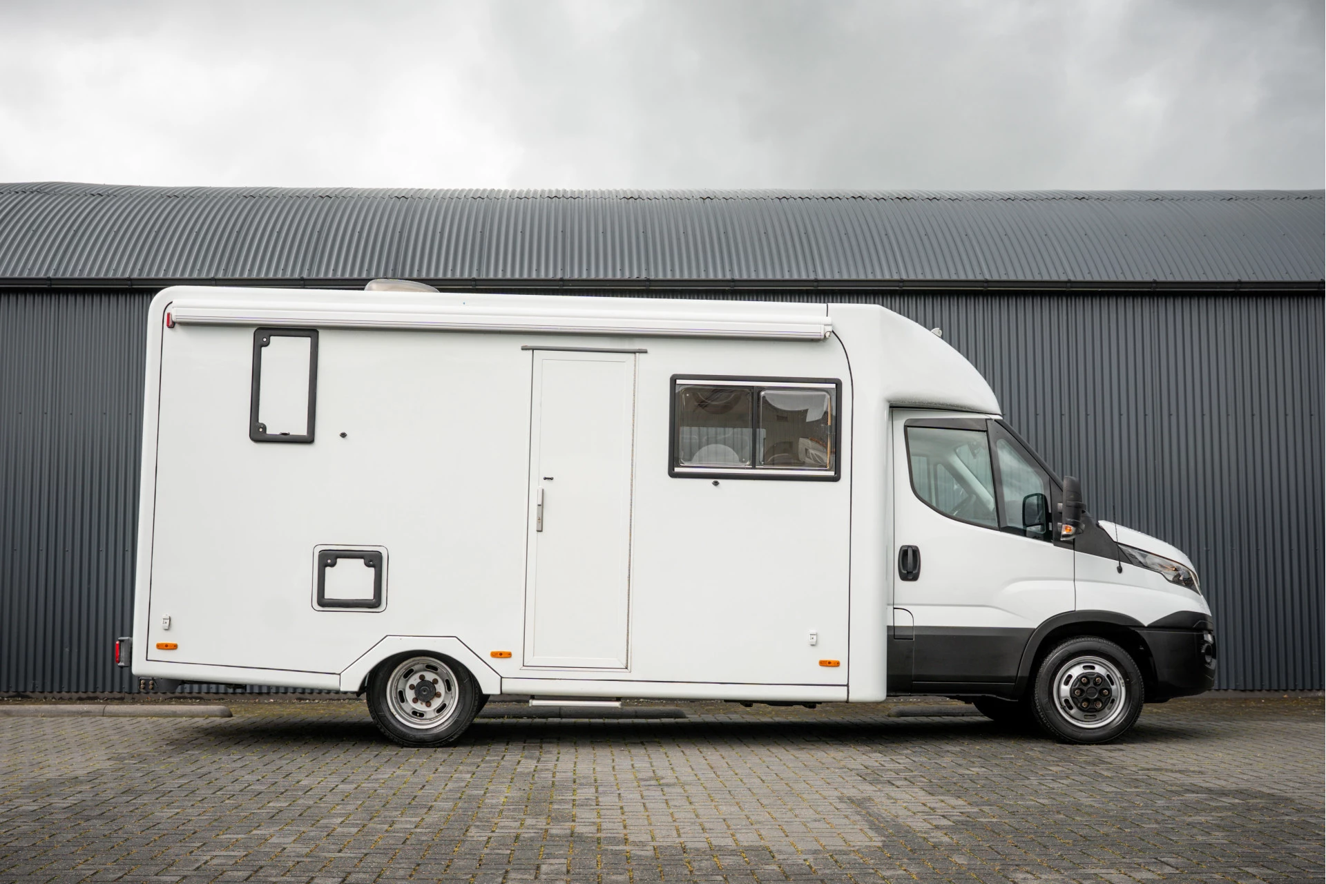 Hoofdafbeelding Iveco 40C18 3.0L 180PK | Camperkandidaat | 1ste Eigenaar | Automaat | Euro 6 | Camera | 3.5T Trekgwicht