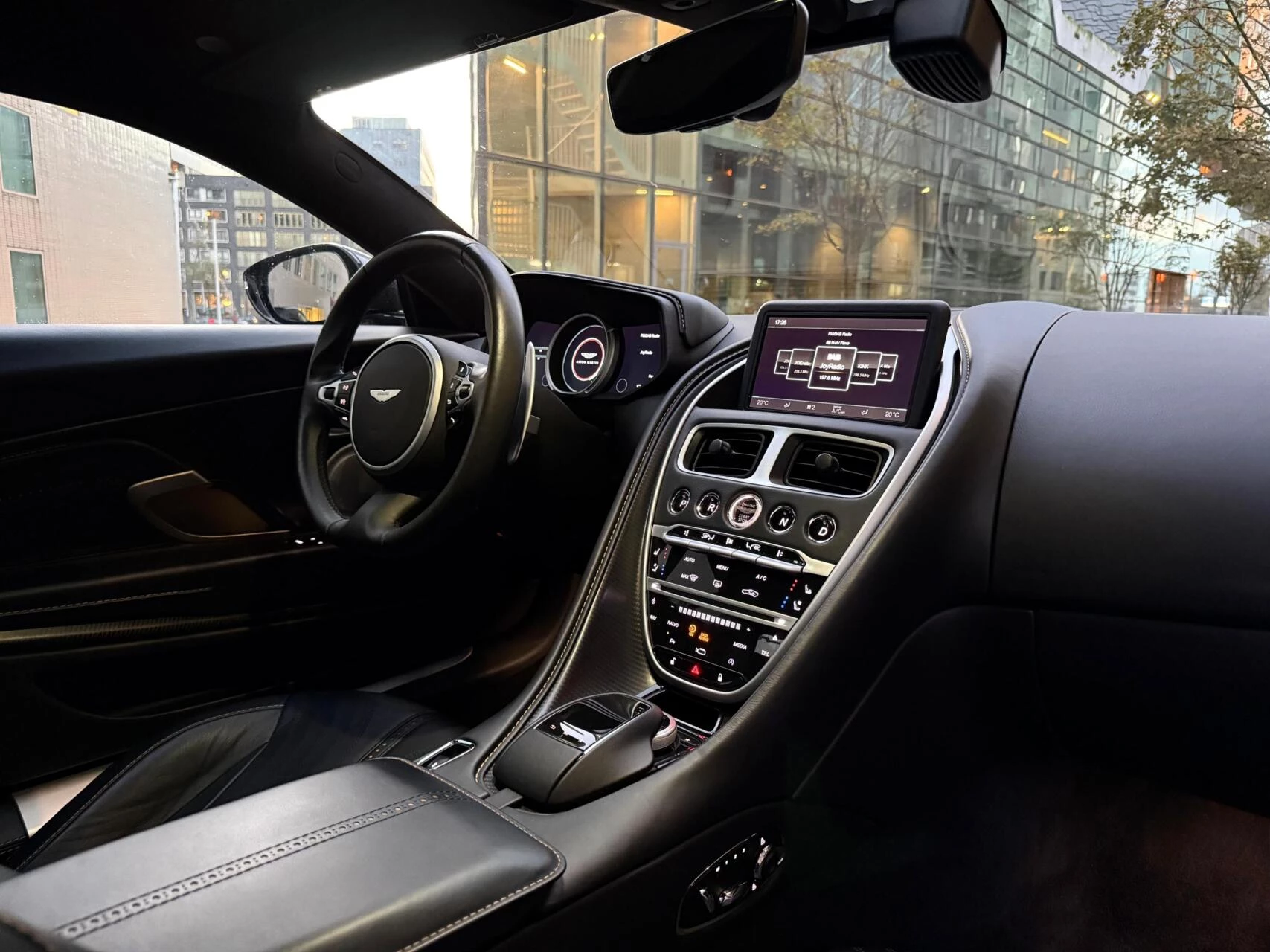 Hoofdafbeelding Aston Martin DB11