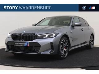 Hoofdafbeelding BMW 3 Serie BMW 3 Serie 330e M Sport Automaat / Schuif-kanteldak / Trekhaak / Sportstoelen / Adaptieve LED / Active Cruise Control / Comfort Access