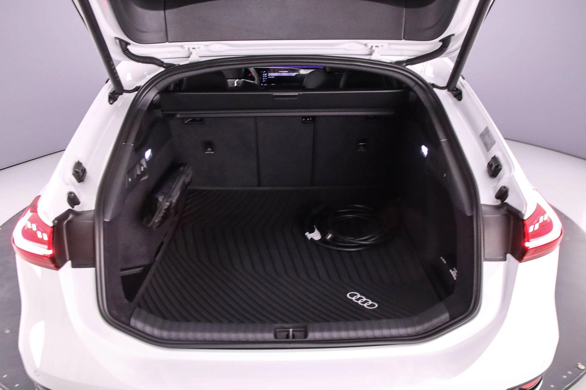 Hoofdafbeelding Audi A6 Avant e-tron
