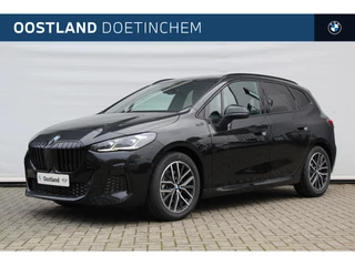 BMW 2 Serie Active Tourer 220i High Executive M Sport Automaat / Trekhaak / Sportstoelen / Head-Up / M Adaptief onderstel / Comfort Access / Parking Assistant Plus / Live Cockpit Professional