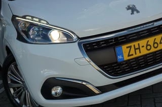 Peugeot 208 1.2 PureTech Signature - Blanc Bancuise - NAV/LMV/PDC/CARPLAY