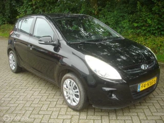 Hoofdafbeelding Hyundai i20 Hyundai i20 1.2i Business Airco Klepstoters licht hoorbaar.