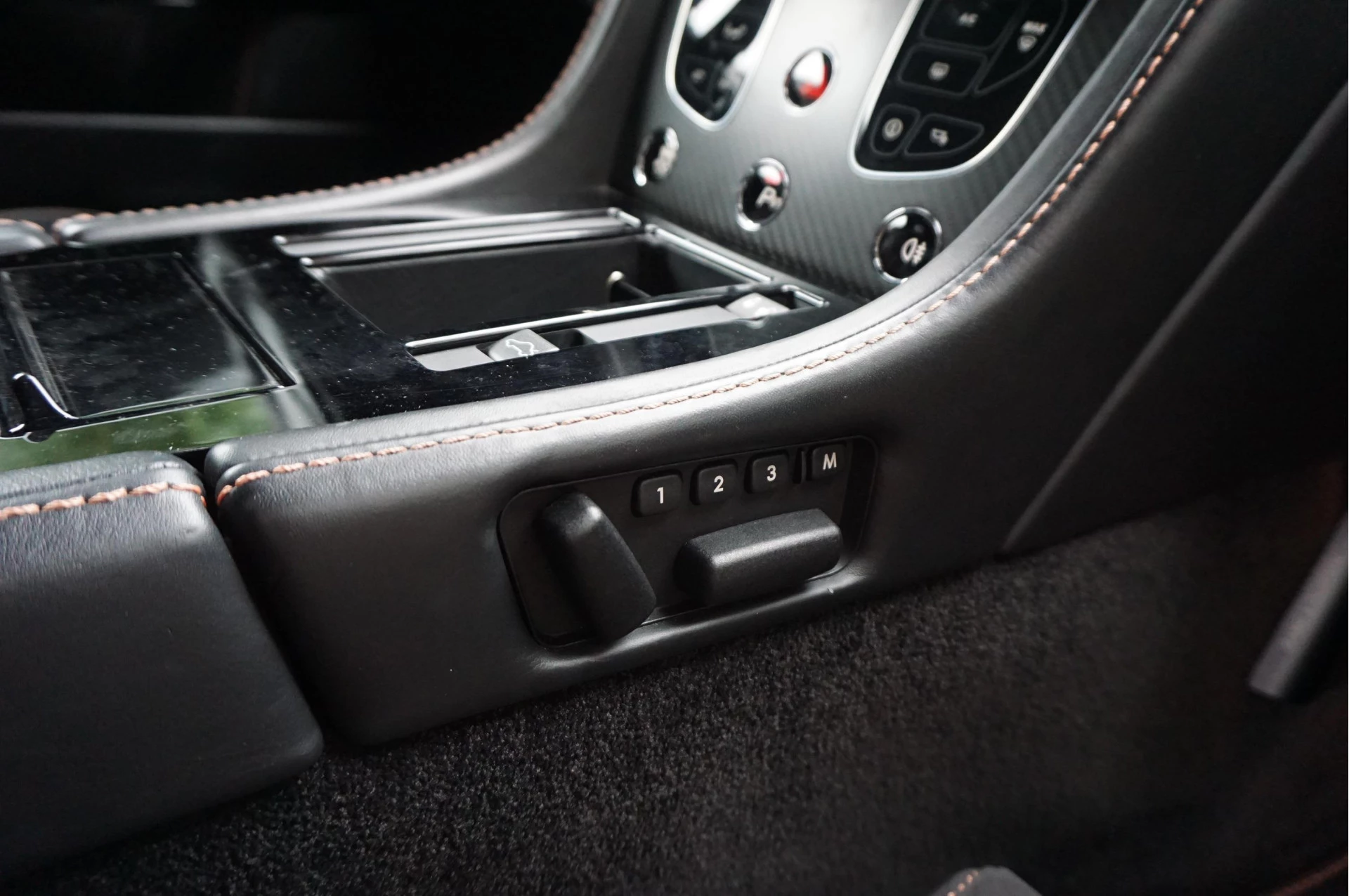 Hoofdafbeelding Aston Martin V8 Vantage